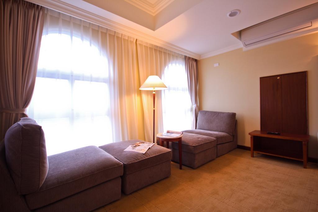 Grand Boss Hotel Yilan Bagian luar foto