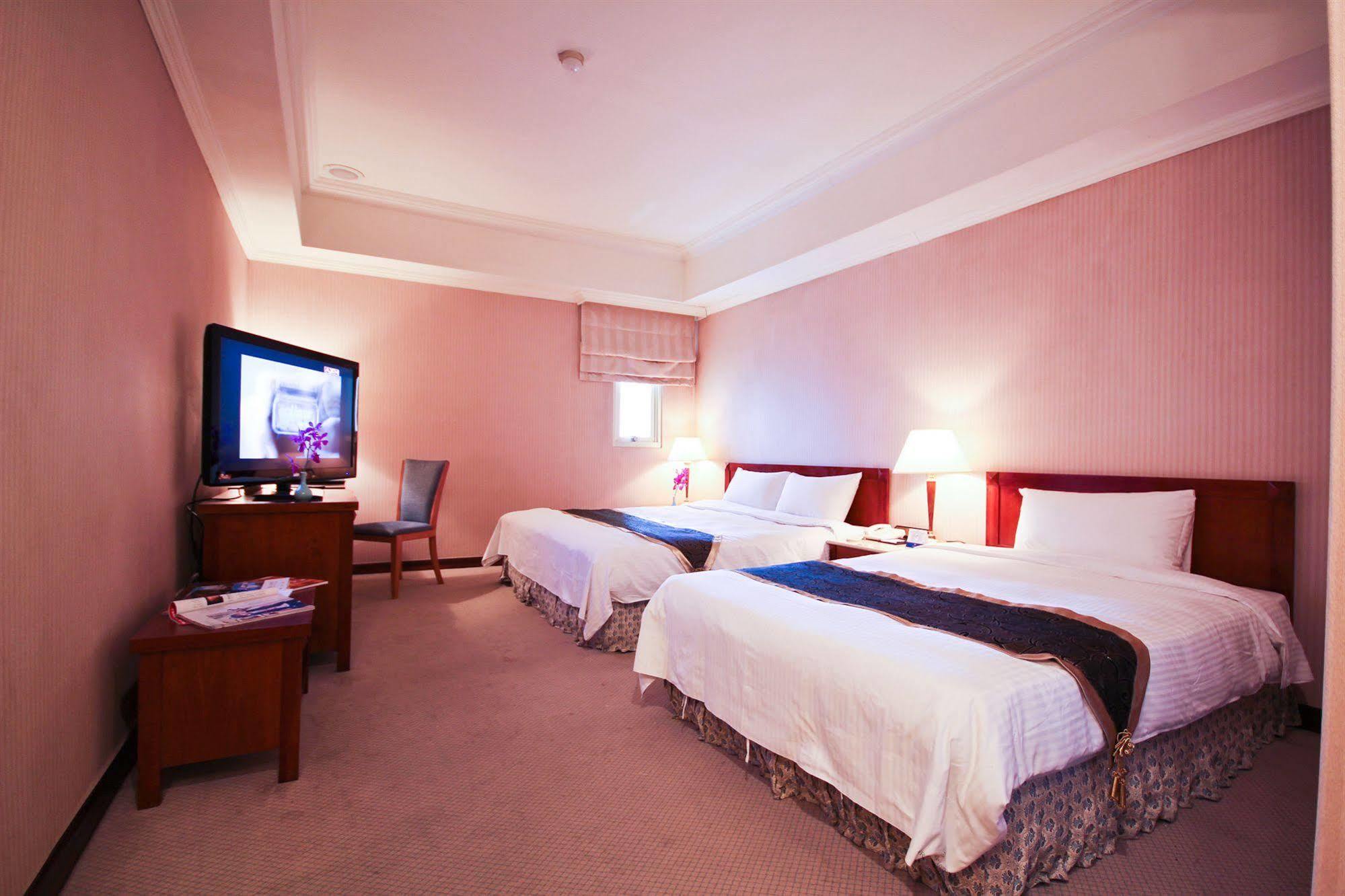 Grand Boss Hotel Yilan Bagian luar foto