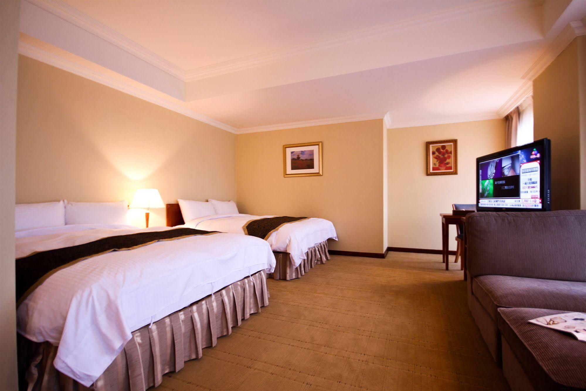 Grand Boss Hotel Yilan Bagian luar foto