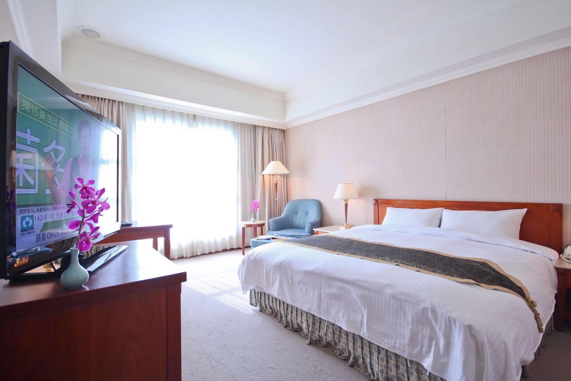 Grand Boss Hotel Yilan Bagian luar foto