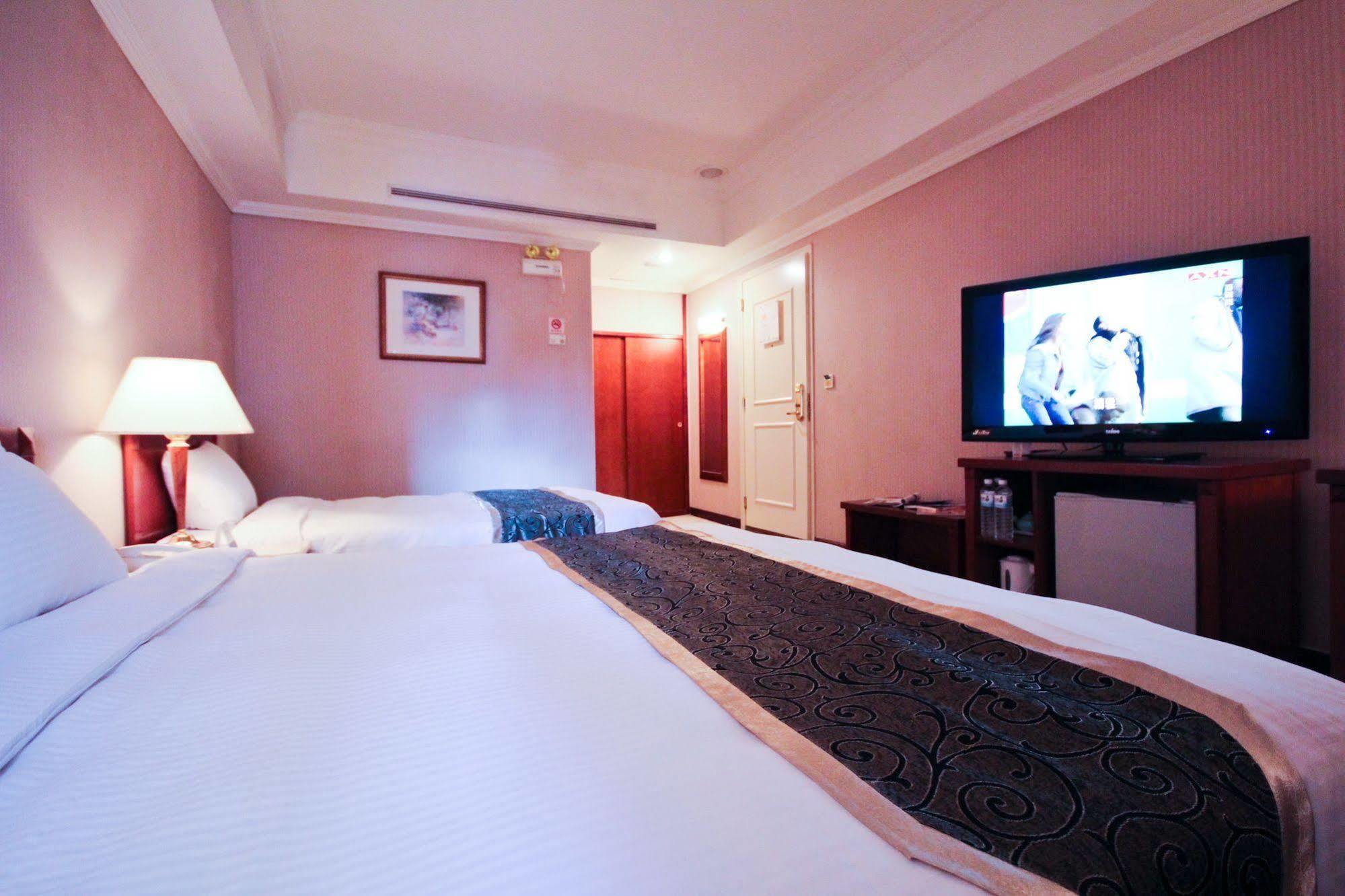 Grand Boss Hotel Yilan Bagian luar foto