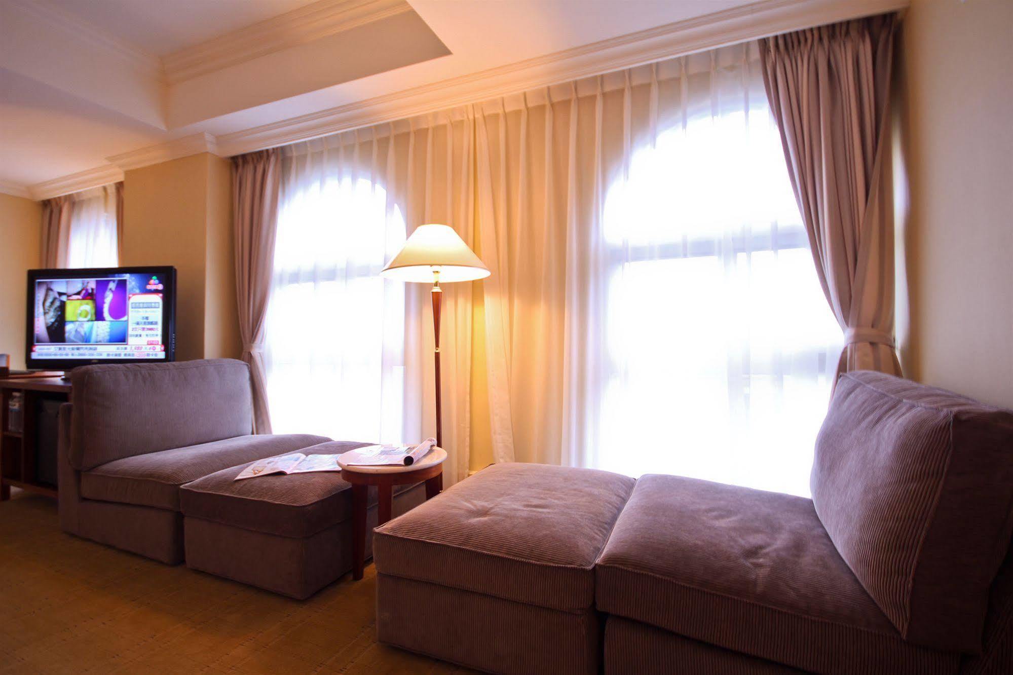 Grand Boss Hotel Yilan Bagian luar foto